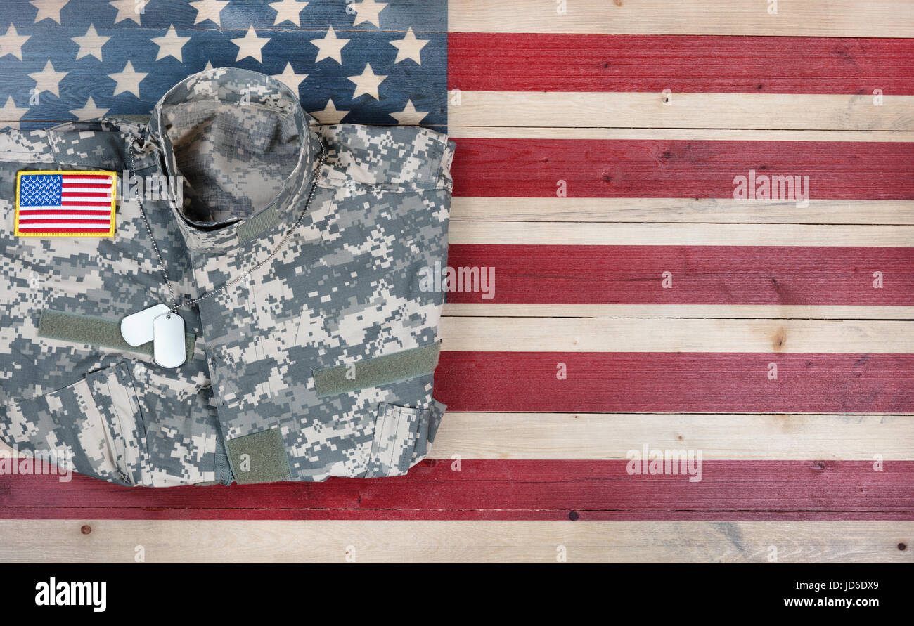 Vereinigte Staaten militärische Uniform auf rustikalen hölzernen Flagge in flache Ansicht-layout Stockfoto