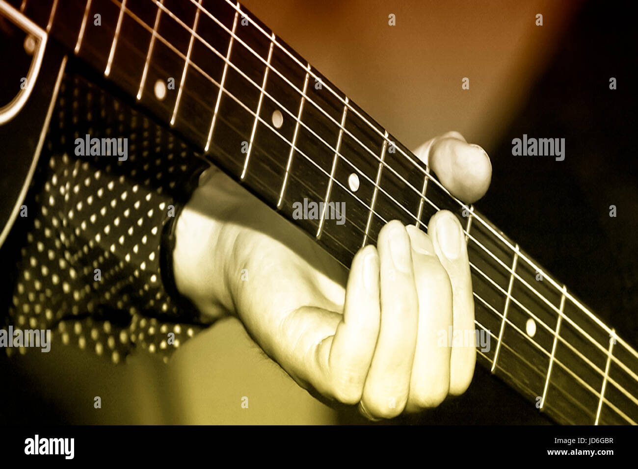 Ein Musiker Hand auf einen Gitarrenhals Stockfoto