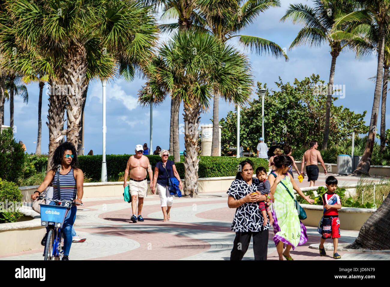 Miami Beach Florida, Strandpromenade, Promenade, Radfahrer, Fahrrad, Schwarze Afrikanische Afrikaner ethnische Minderheit, Asiaten, Erwachsene Erwachsene Männer Männer männlich, Frau wom Stockfoto