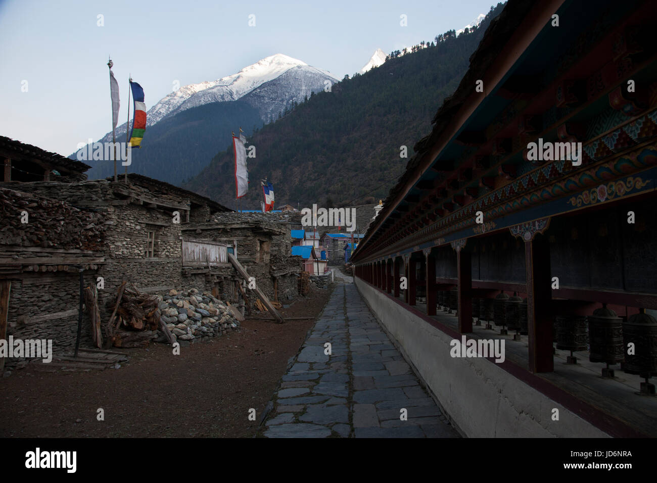 Gebetsmühlen in Pisang Dorf, Annapurna Umrundung, Nepal. Stockfoto