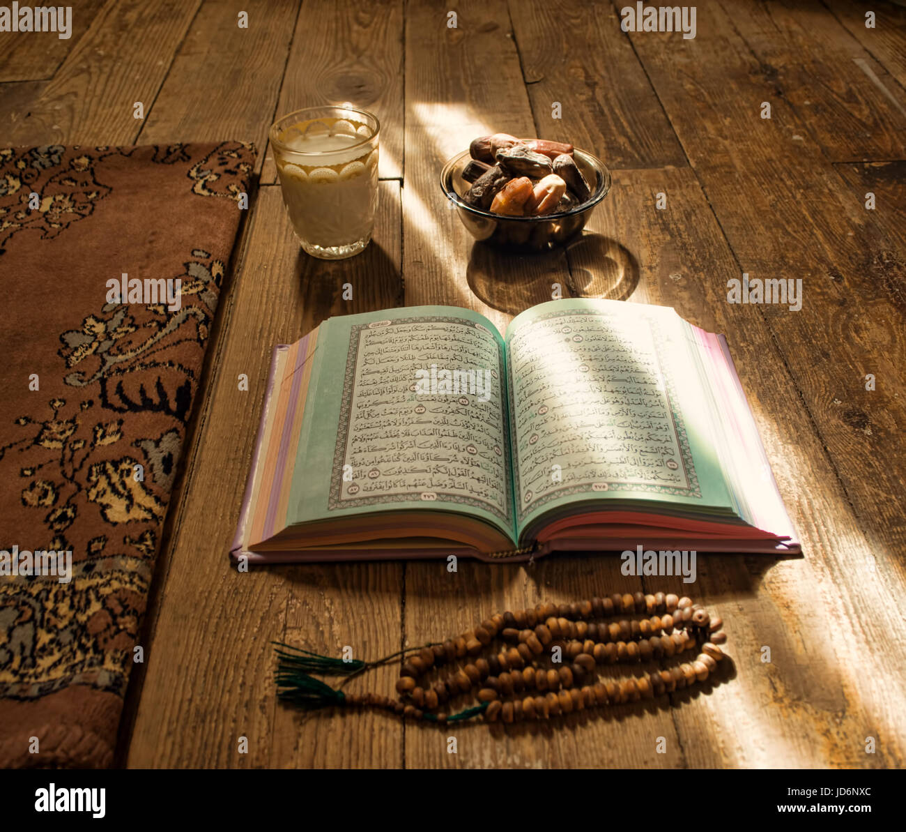 Lesen Sie den Quran im Ramadan vor dem Sonnenuntergang Stockfoto