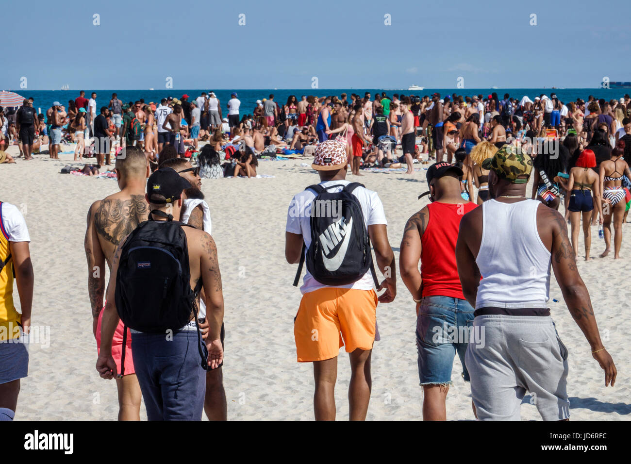 Miami Beach Florida, Atlantik Wasser, Frühlingsferien, Sand, Schwarze Afrikaner ethnische Minderheit, Erwachsene Erwachsene Erwachsene Mann Männer männlich, Frau Frauen weiblich Stockfoto