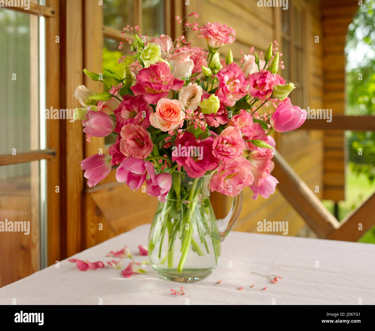Blumenstrauß mit Tulpen. Stockfoto