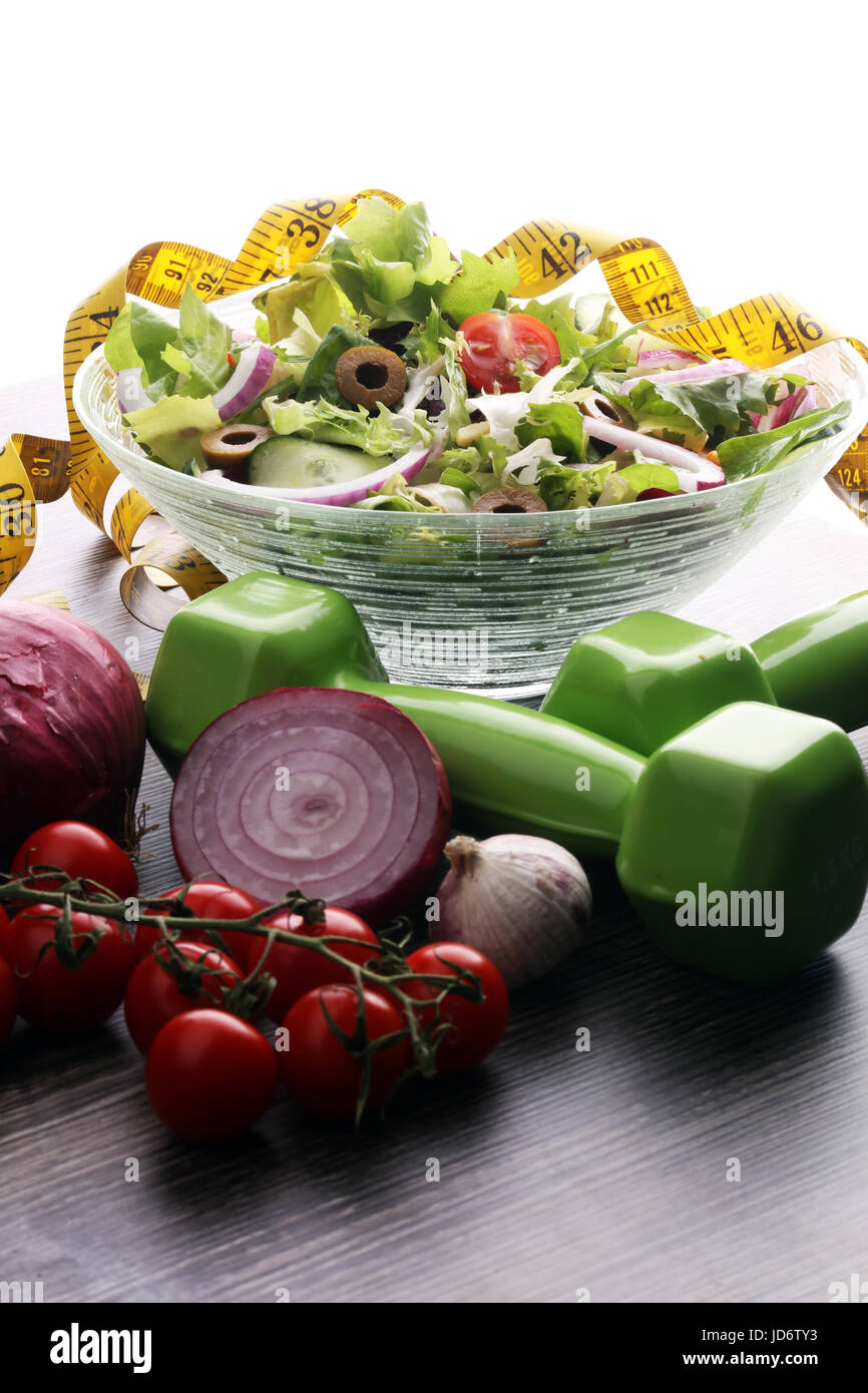 Schüssel Salat mit Gemüse, Messung von Band und Grüns auf Holztisch - gesunde Lifestyle-Konzept Stockfoto