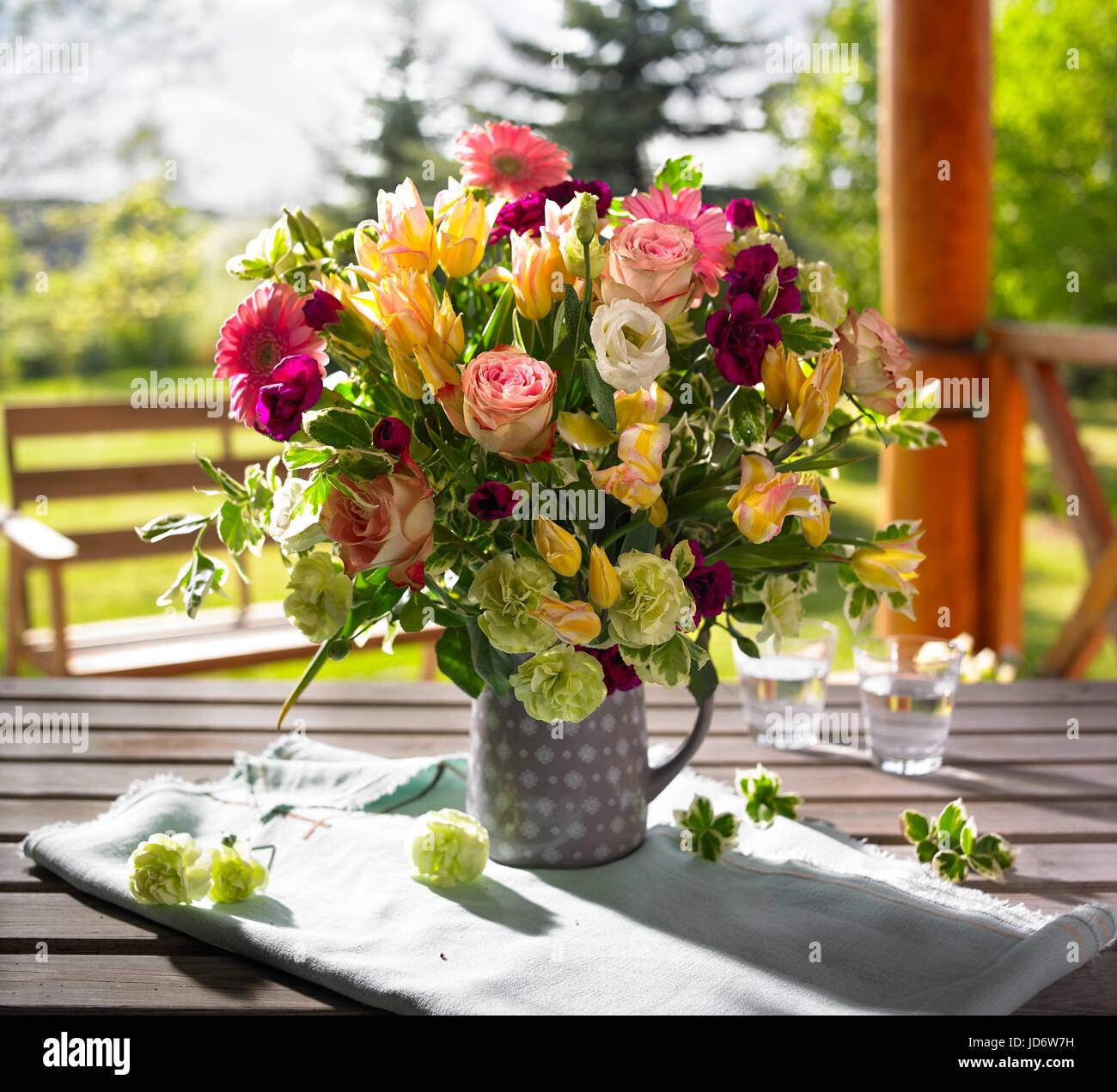 Blumenstrauß mit Rosen, Gerbaras. Stockfoto