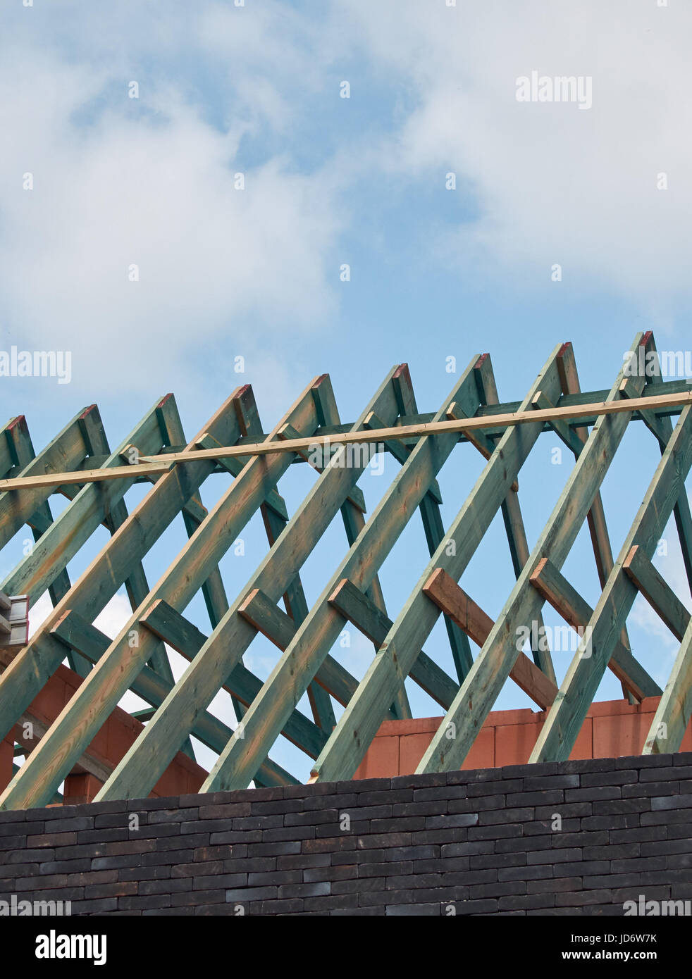 Dachkonstruktion, Holzstruktur. Vertikale Ansicht. Stockfoto