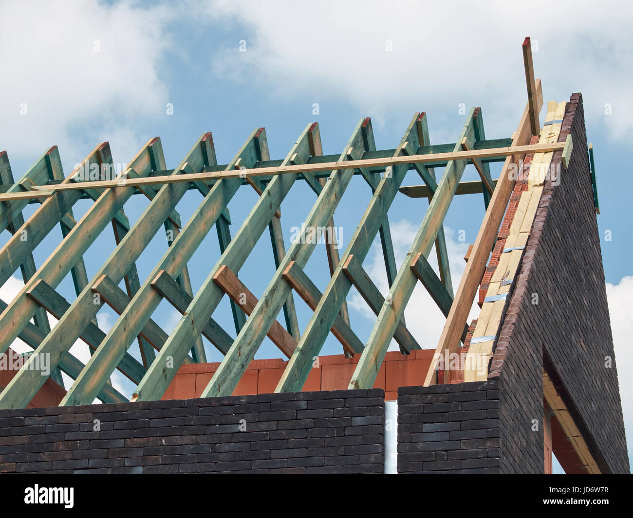 Dachkonstruktion, Holzstruktur. Horizontale Ansicht. Stockfoto