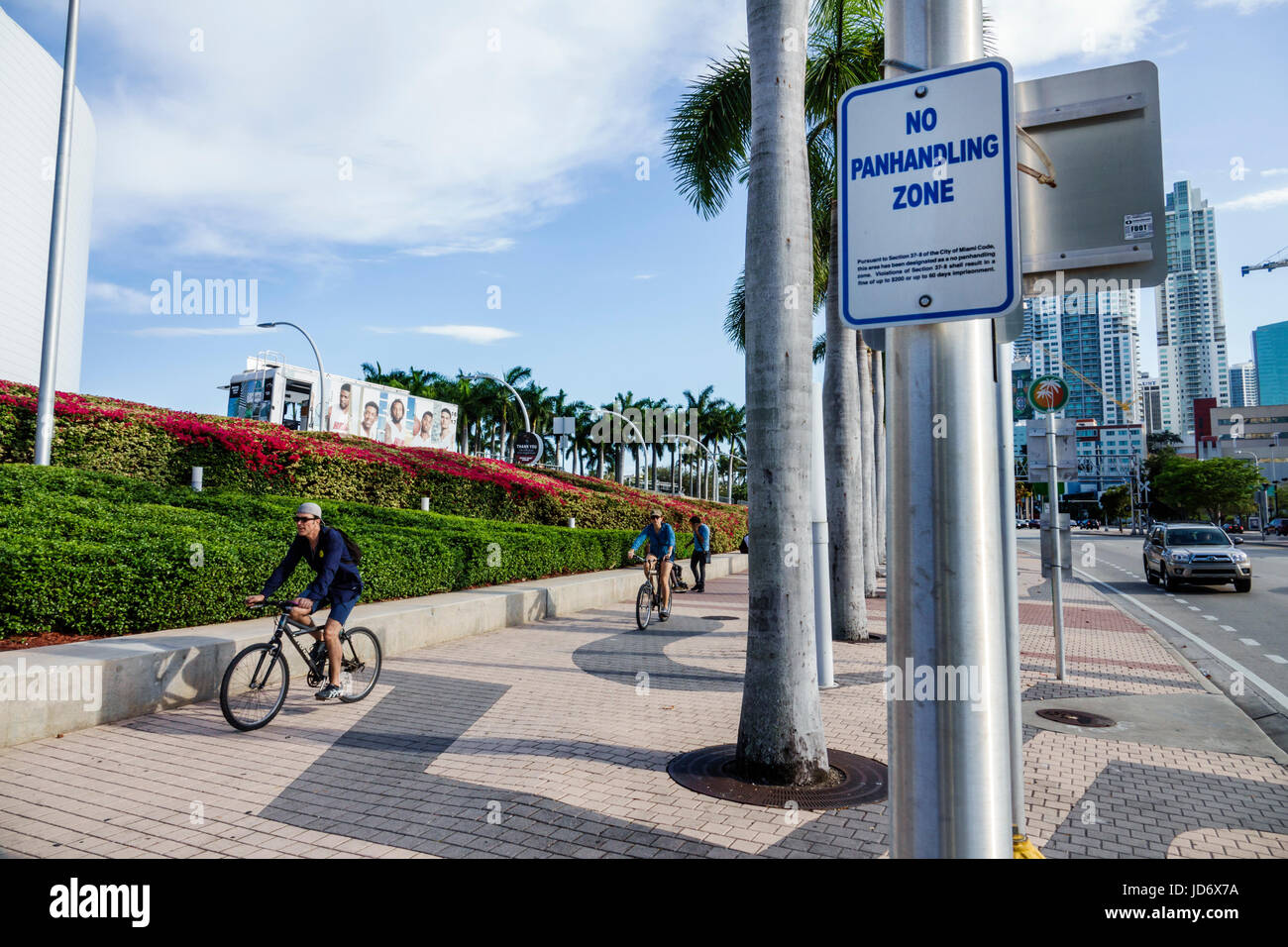 Miami Florida, Downtown, Biscayne Boulevard, Bürgersteig, Schild, keine Panhandling, Fahrrad, Radfahrer, Männer männlich, Pedalieren, FL170331249 Stockfoto