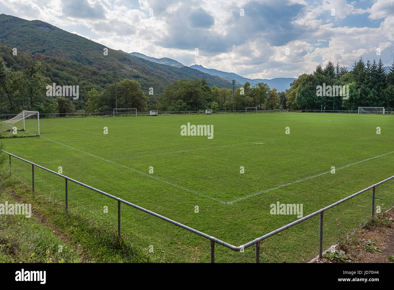 Fußballplatz befindet sich zwischen den Bergen der Ardèche in Frankreich Stockfoto