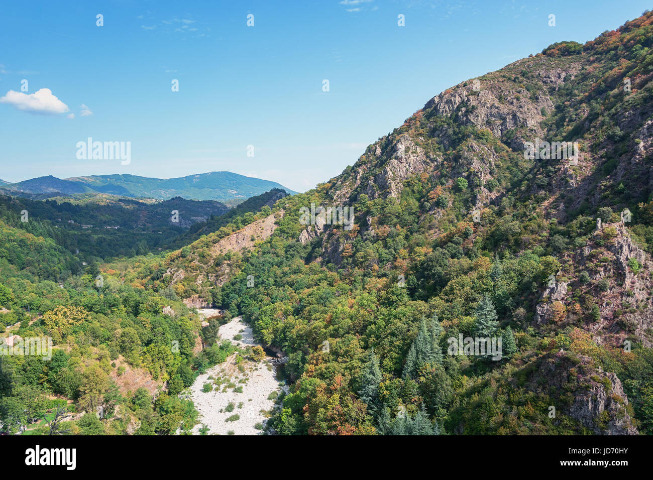Schöne Berge entlang des Flusses Ardèche in Frankreich Stockfoto