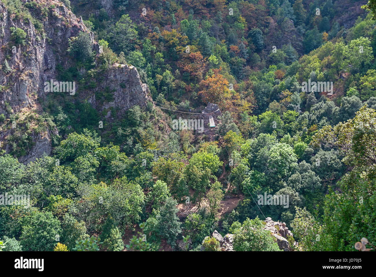 Schöne Berg entlang des Flusses Ardèche in Frankreich Stockfoto