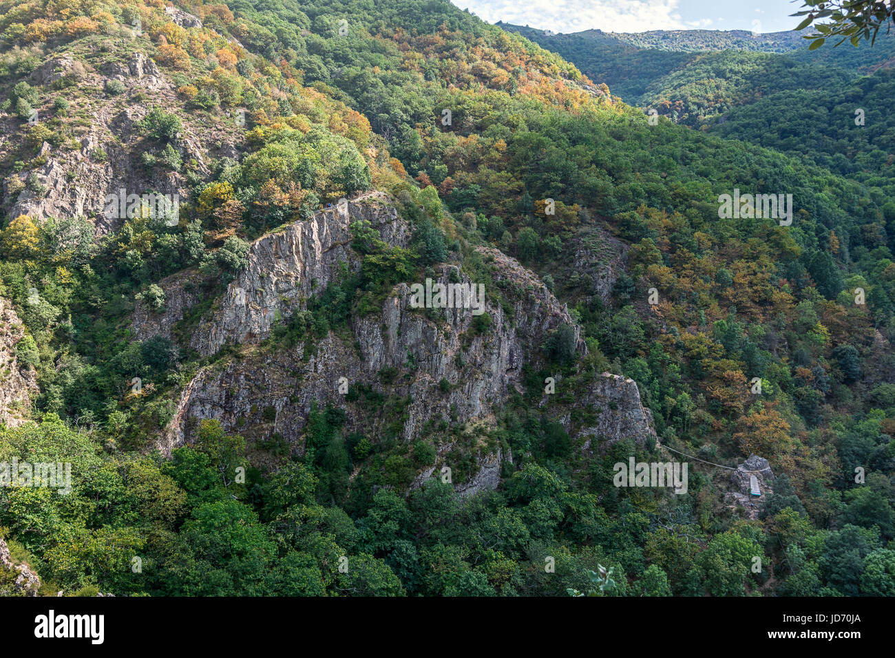 Schöne Berg entlang des Flusses Ardèche in Frankreich Stockfoto