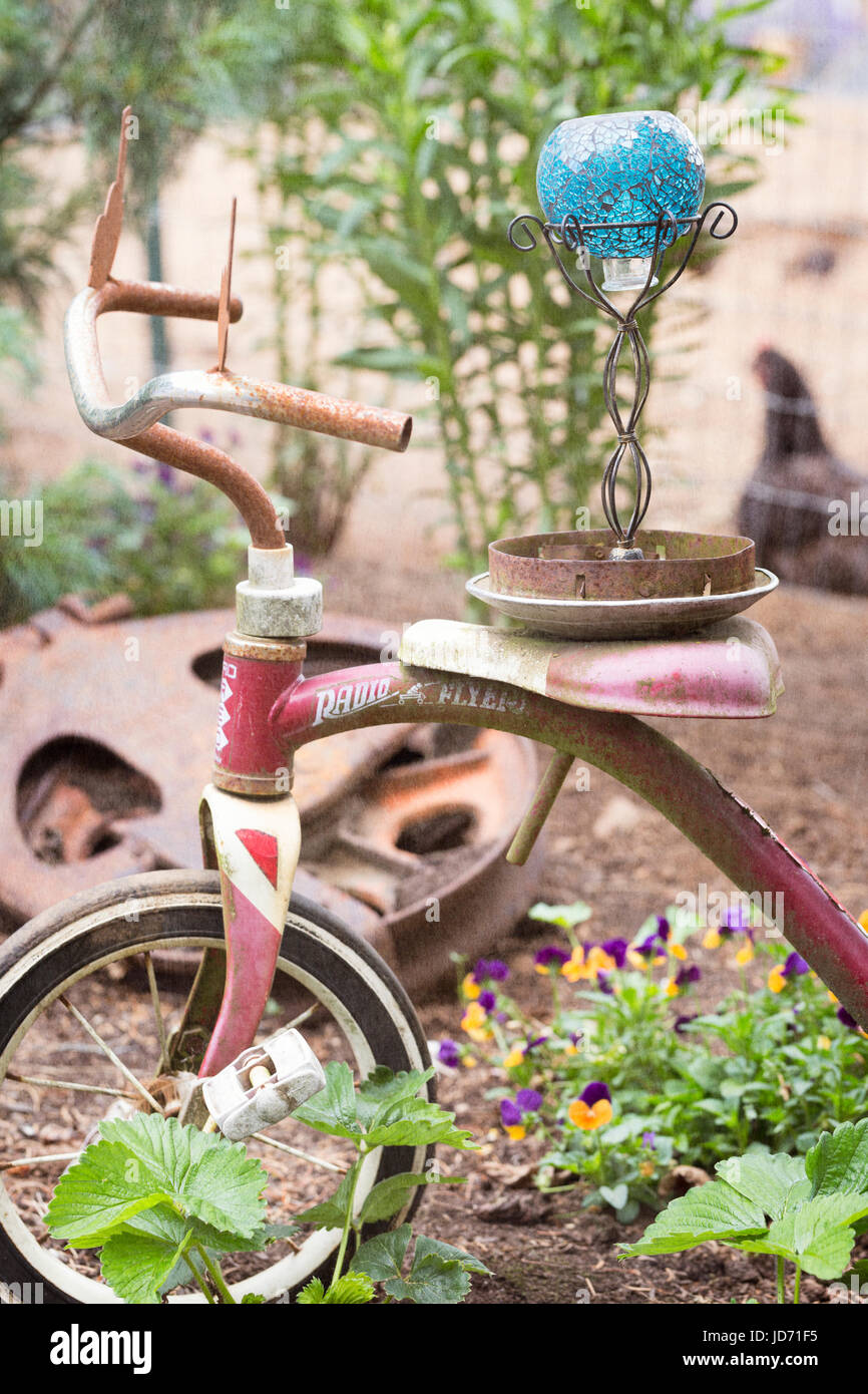 Vintage Dreirad Verwendung als Garten Kunst Stockfoto