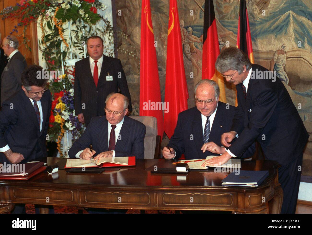 Archiv - der russische Präsident Michail Gorbatschow (L) und der Gernman Bundeskanzler Helmut Kohl in Bonn, Deutschland, 8 9 November einen Vertrag unterzeichnen 1990. Der ehemalige deutsche Bundeskanzler Helmut Kohl starb im Alter von 87 Jahren am 16. Juni. Die Nachricht wurde mit der deutschen Presseagentur von Kohls Rechtsanwalt Holthoff-Pfoertner geteilt. Foto: Achim Scheidemann/dpa Stockfoto