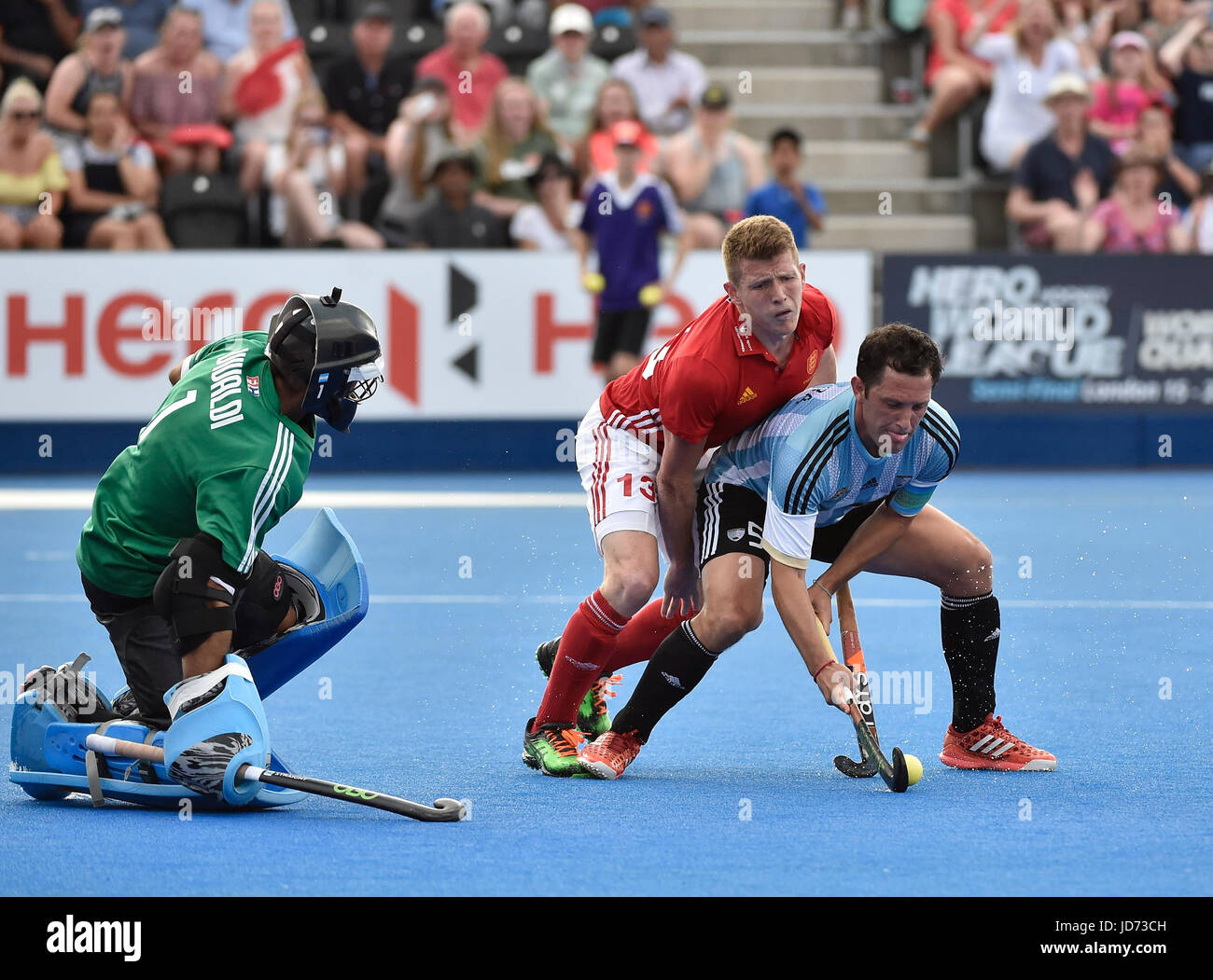 London, UK. 18. Juni 2017. Pedro IBARRA (C, ARG) wurde von WARD Sam (ENG) während der Held Hockey World League Halbfinale (Männer) England gegen Argentinien im Lee Valley Hockey und Tennis-Center am Sonntag in Angriff genommen. Foto: Taka G Wu Credit: Taka Wu/Alamy Live-Nachrichten Stockfoto