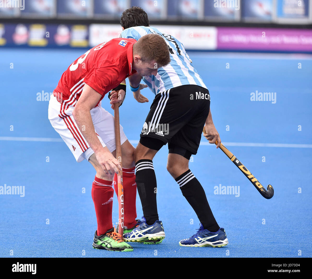 London, UK. 18. Juni 2017. WARD Sam (DEU} war während der Held Hockey World League Halbfinale (Männer) England gegen Argentinien im Lee Valley Hockey und Tennis-Center am Sonntag mit LOPEZ Juan (ARG) kollidierte. Foto: Taka G Wu Credit: Taka Wu/Alamy Live-Nachrichten Stockfoto