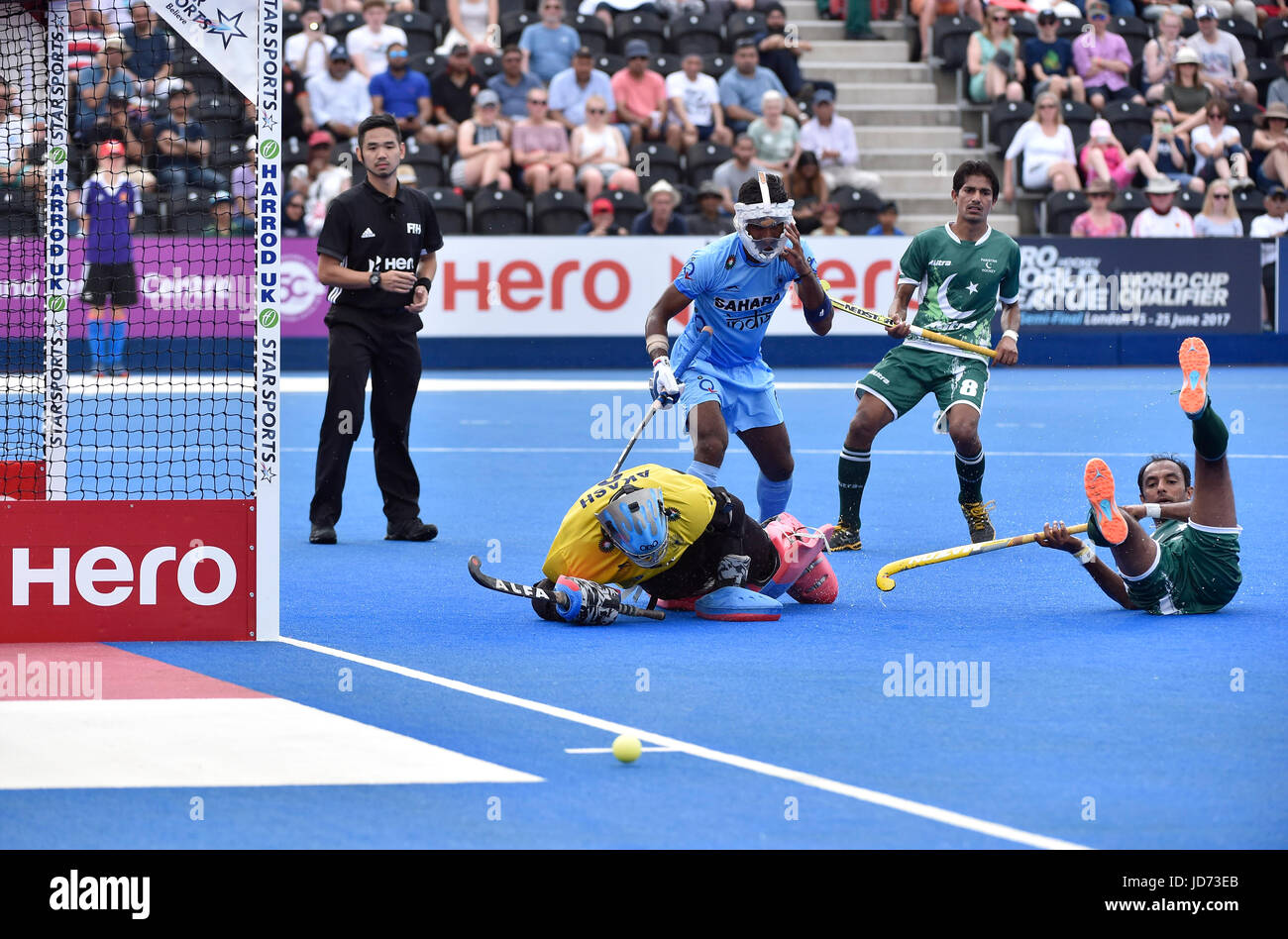 LONDON-ENGLAND - 18. Juni 2017: CHIKTE Akash (GK, IND) ein Ziel während Held Hockey World League Halbfinale (Männer) Pakistan V Indien bei Lee Valley Hockey und Tennis-Center am Sonntag gerettet. Foto: Taka G Wu Stockfoto