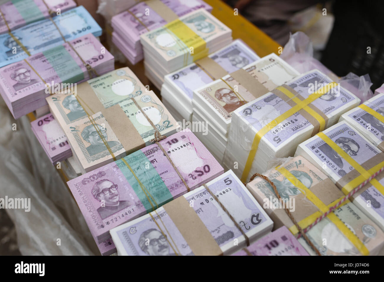 Dhaka, Bangladesch. 18. Juni 2017. Neue GeldPakete sind für den