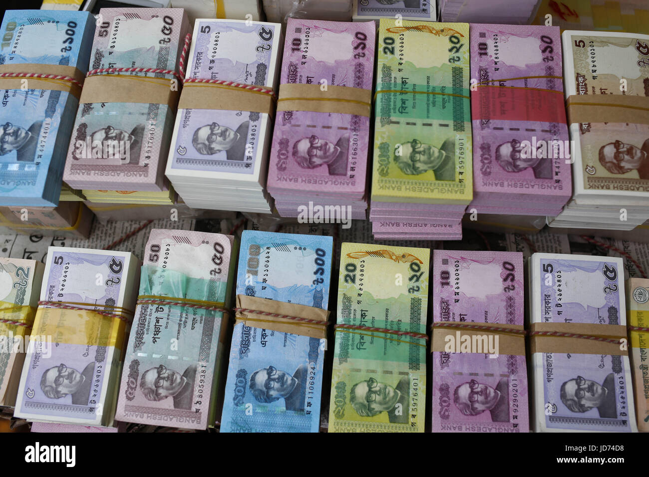 Dhaka, Bangladesch. 18. Juni 2017. Neue GeldPakete sind für den