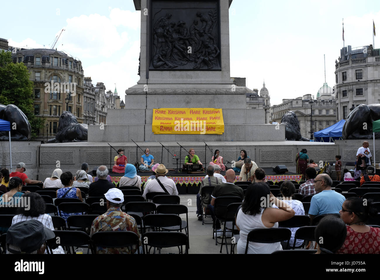 Musik-Player aufgereiht am Nelson-Monument auf dem Trafalgar Square in London Rathayatra Stockfoto