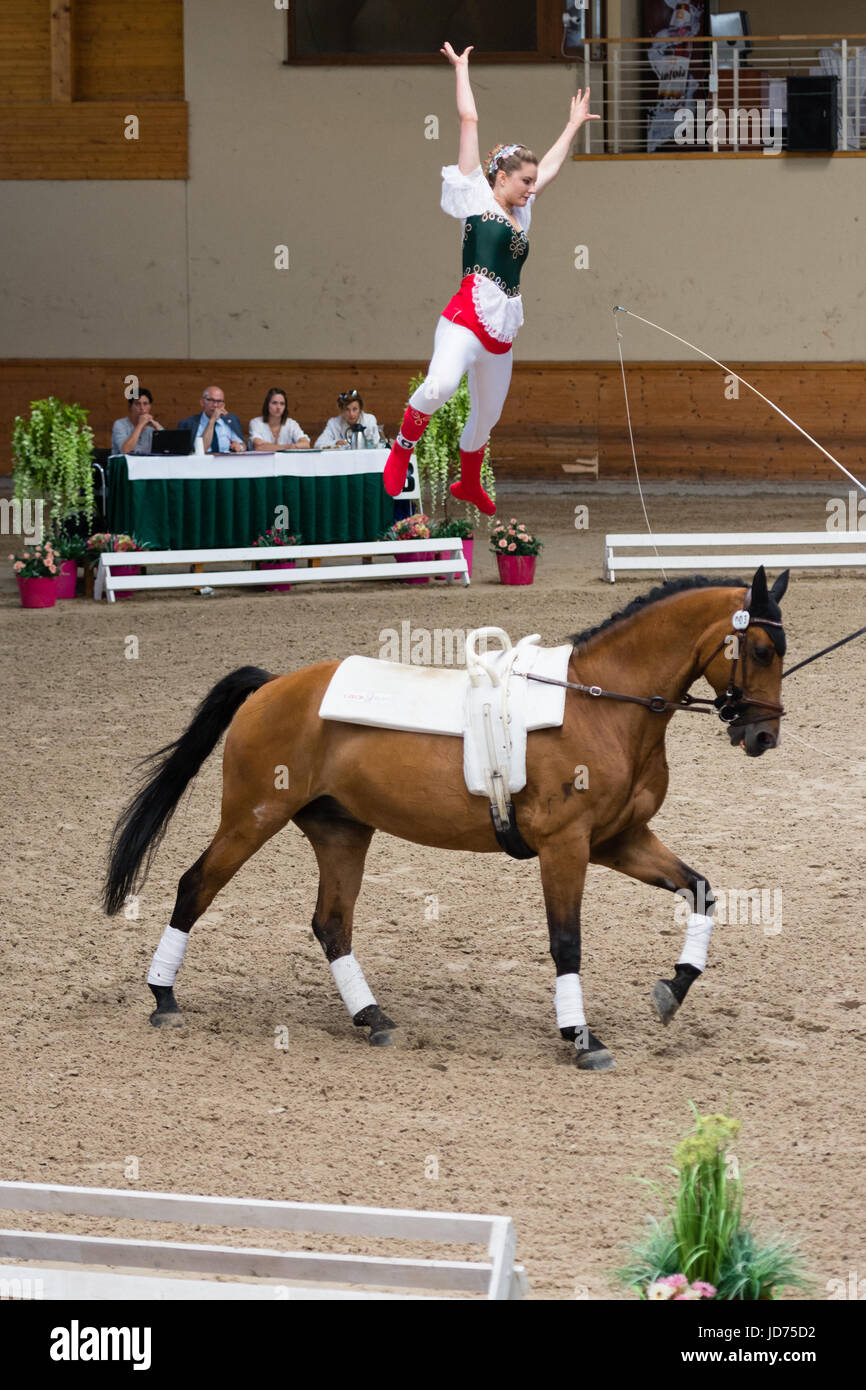 Pezinok, Slowakei. 18. Juni 2017. Leistung von Eszter Somogyi aus Ungarn beim Vaulting Competition Finale am 18. Juni 2017 in Pezinok, Slowakei Credit: Lubos Paukeje/Alamy Live News Stockfoto