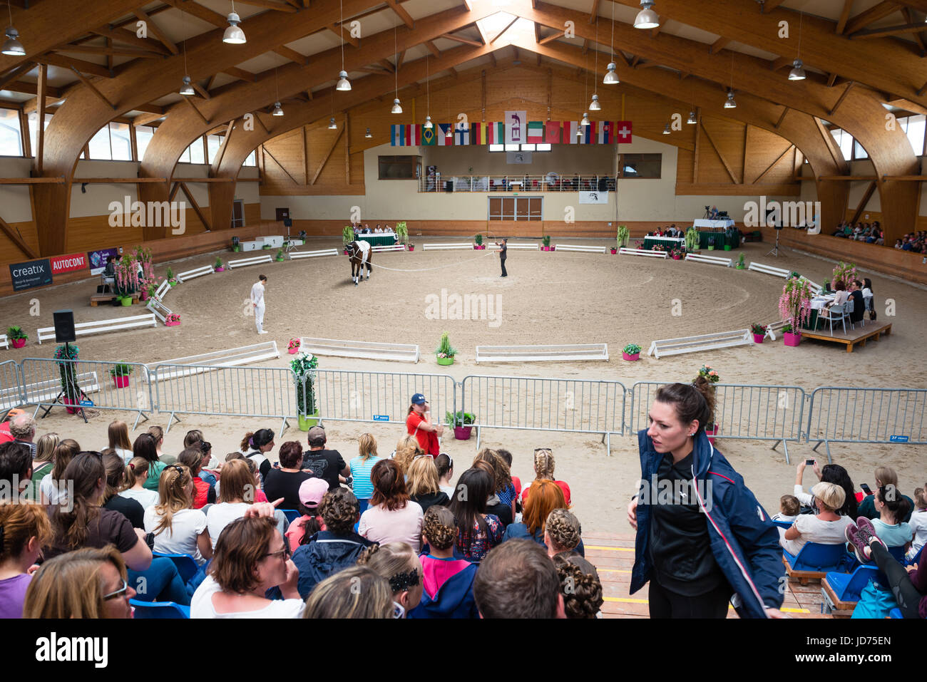 Pezinok, Slowakei. 18. Juni 2017. Leistung von Luisa Horn aus Deutschland beim Vaulting Competition Finale am 18. Juni 2017 in Pezinok, Slowakei Credit: Lubos Paukeje/Alamy Live News Stockfoto