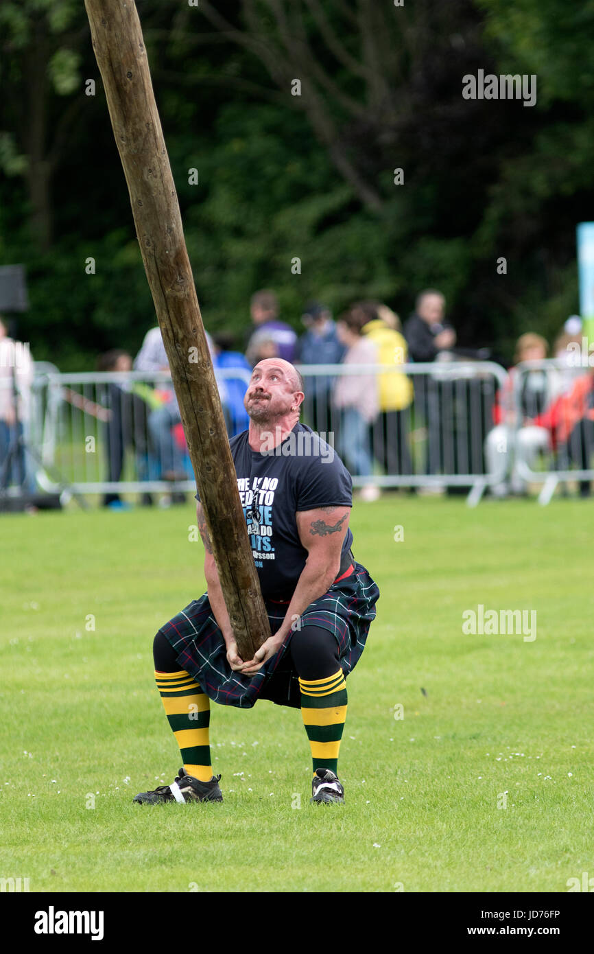 Aberdeen, Schottland - 18. Juni 2017: Ein Konkurrent in der Caber Toss, eine traditionelle Veranstaltung der schottischen Highland Games, den Baumstamm in die Luft schleudert. Bildnachweis: AC Bilder/Alamy Live-Nachrichten Stockfoto