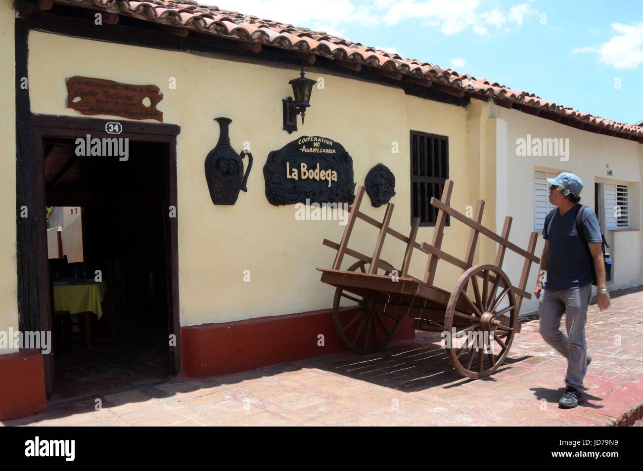 Granma, Kuba. 9. Juni 2017. Ein Mann geht vorbei an einem Restaurant in der Provinz Granma, Kuba, 9. Juni 2017. Jenseits von unberührten Stränden und strahlendem Sonnenschein fast das ganze Jahr über birgt Kuba einen historischen Schatz, den es jetzt als touristische Attraktion nutzen will. Granma, eine Provinz etwa 675 km östlich von Havanna, wurde die Bühne für wichtige Ereignisse in der kubanischen Geschichte. Infolgedessen genießt es mehrere Orte, die für Touristen, die einen Hauch von Kultur von Interesse sein können. Bildnachweis: Joaquin Hernandez/Xinhua/Alamy Live-Nachrichten Stockfoto