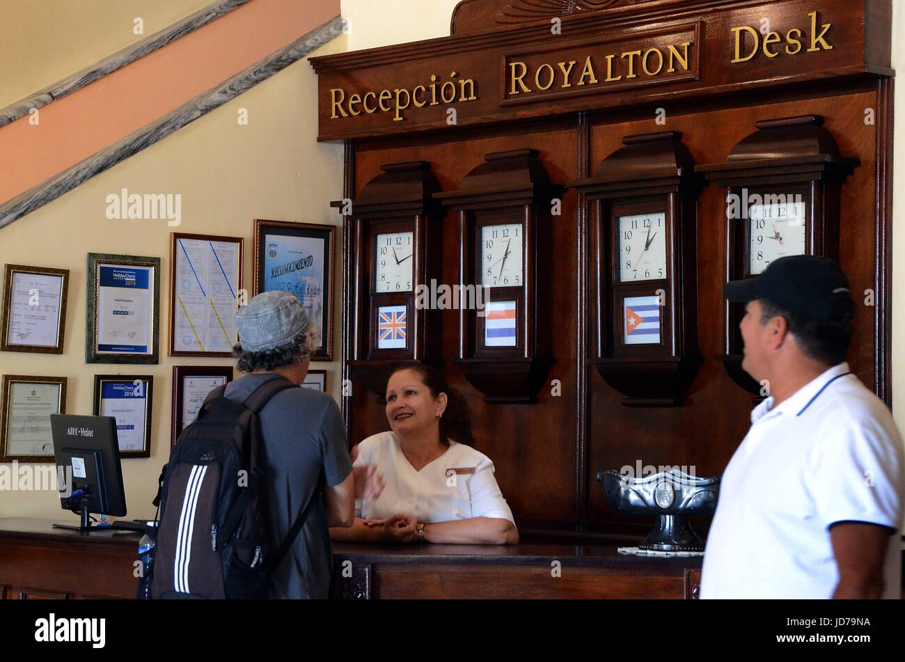 Granma, Kuba. 9. Juni 2017. Eine Angestellte an der Rezeption spricht zu Gast in einem Hotel in der Provinz Granma, Kuba, 9. Juni 2017. Jenseits von unberührten Stränden und strahlendem Sonnenschein fast das ganze Jahr über birgt Kuba einen historischen Schatz, den es jetzt als touristische Attraktion nutzen will. Granma, eine Provinz etwa 675 km östlich von Havanna, wurde die Bühne für wichtige Ereignisse in der kubanischen Geschichte. Infolgedessen genießt es mehrere Orte, die für Touristen, die einen Hauch von Kultur von Interesse sein können. Bildnachweis: Joaquin Hernandez/Xinhua/Alamy Live-Nachrichten Stockfoto