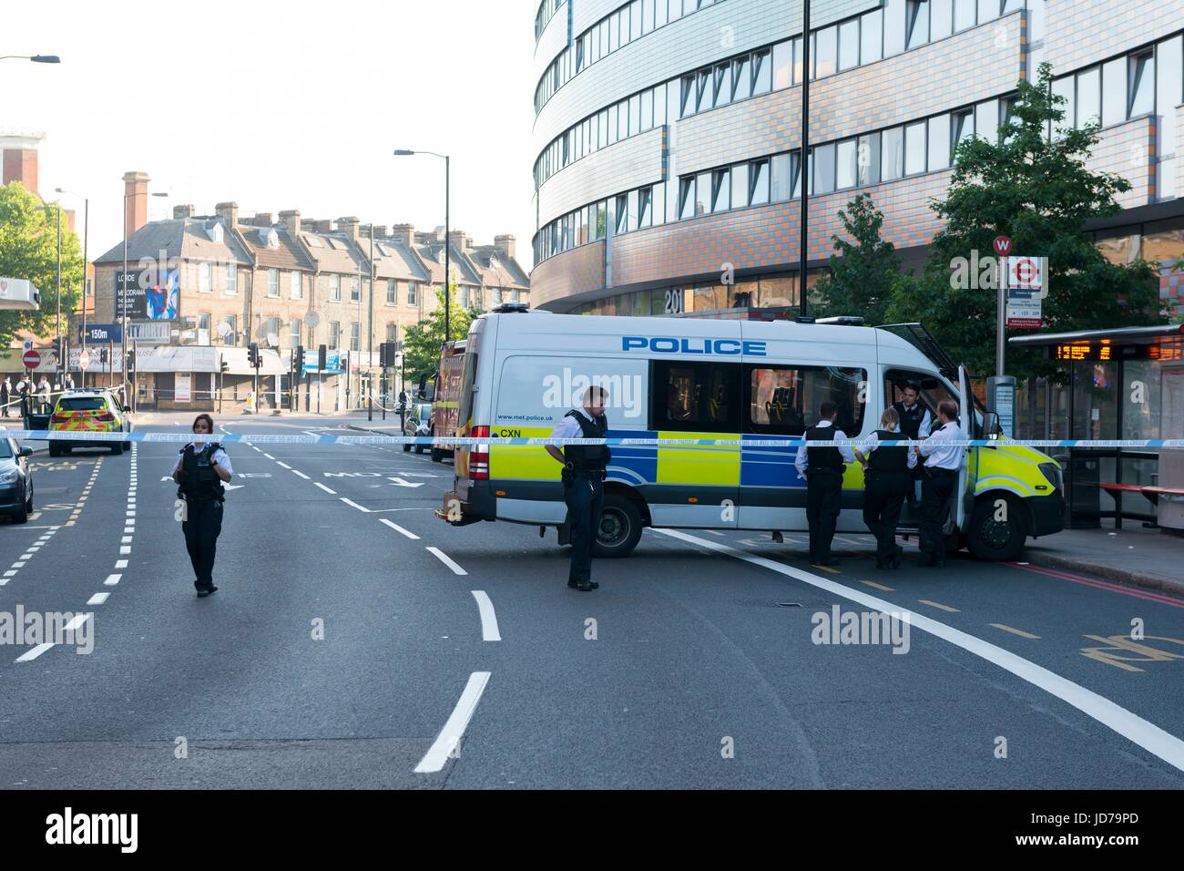 London, UK. 19. Juni 2017.  Untersuchung weiter nach Finsbury Park Terror-Anschlag. London, UK 19.06.2017 Credit: Dpa/Alamy Live-Nachrichten Stockfoto