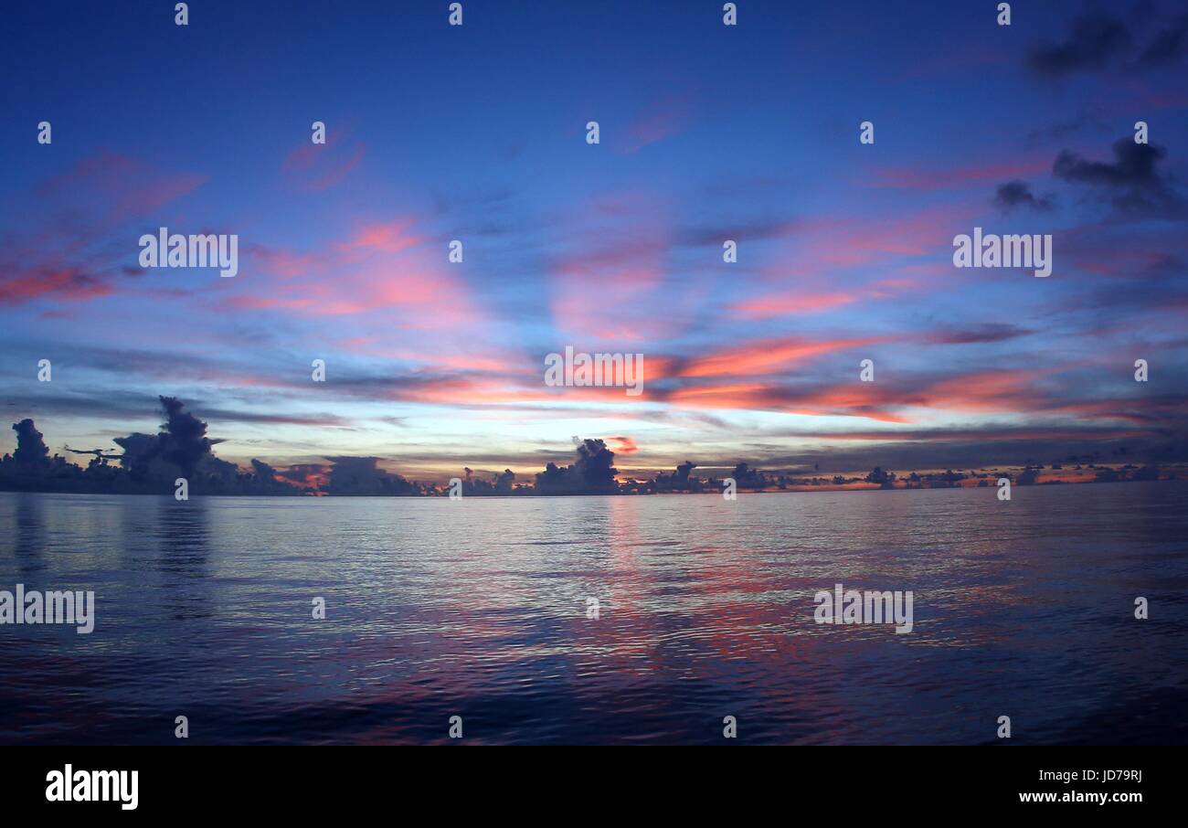 (170619)--an Bord XIANGYANGHONG 09, 19. Juni 2017 (Xinhua)--Foto am 18. Juni 2017 zeigt den Sonnenuntergang im Westen Pazifik gesehen vom Xiangyanghong 09, Mutterschiff von Chinas bemannte Tauchpumpe Jiaolong. (Xinhua/Liu Shiping) (Angeles) Stockfoto