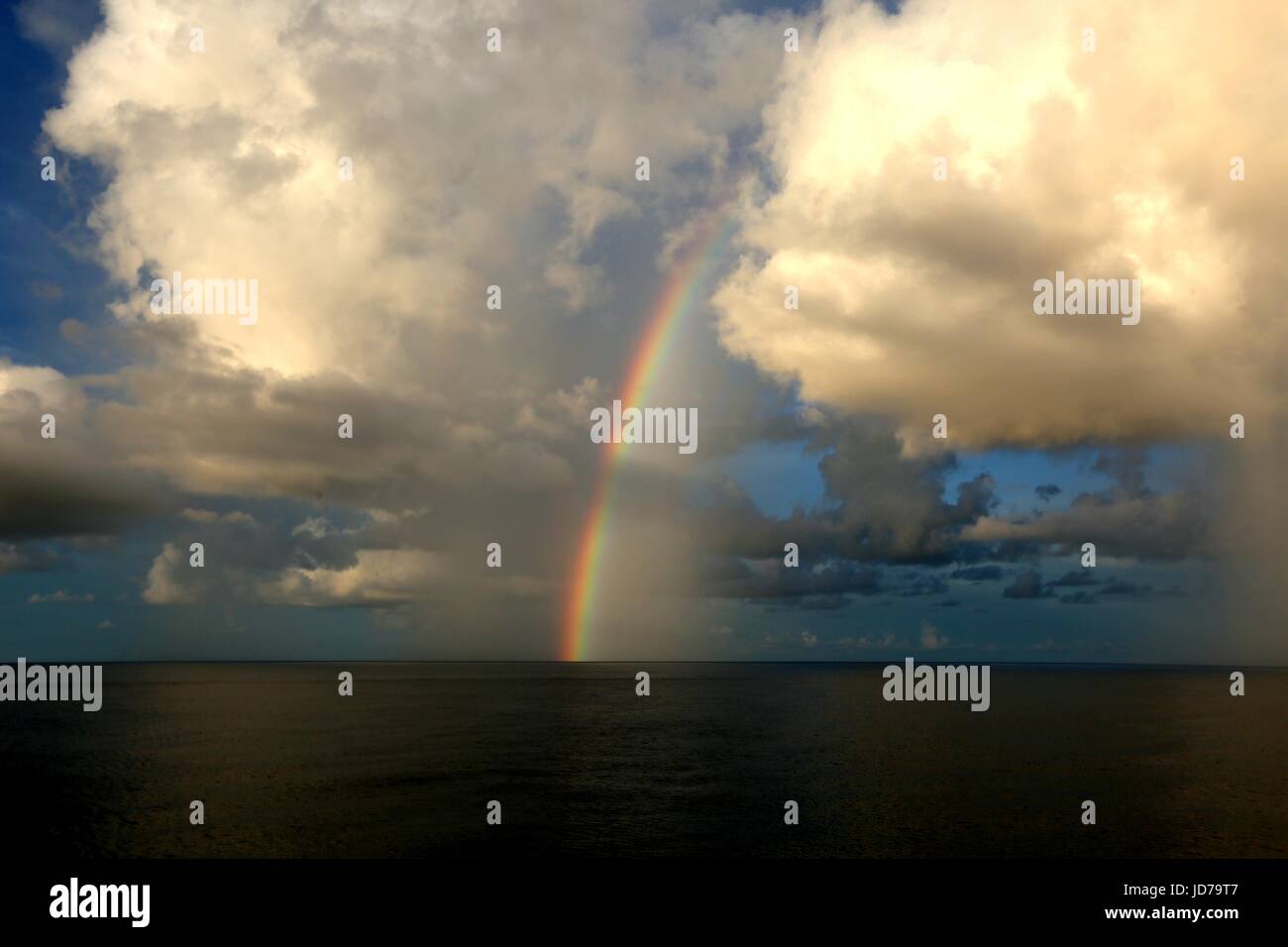 (170619)--an Bord XIANGYANGHONG 09, 19. Juni 2017 (Xinhua)--Foto am 18. Juni 2017 zeigt einen Regenbogen über die West Pazifik gesehen vom Xiangyanghong 09, Mutterschiff von Chinas bemannte Tauchpumpe Jiaolong. (Xinhua/Liu Shiping) (Angeles) Stockfoto