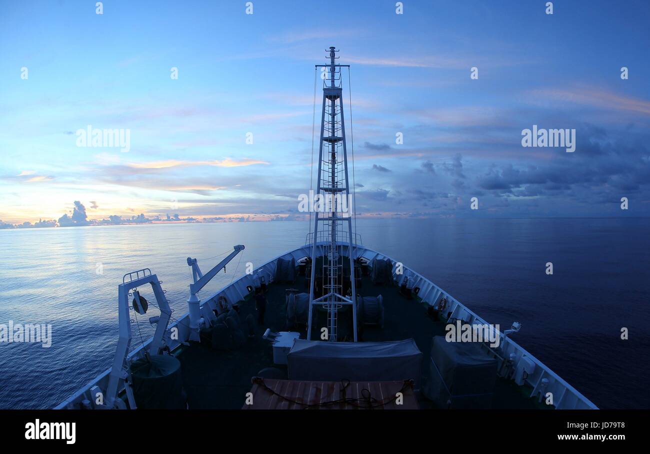 (170619)--an Bord XIANGYANGHONG 09, 19. Juni 2017 (Xinhua)--Foto am 18. Juni 2017 zeigt die Sonnenuntergang Landschaft im Westen Pazifik gesehen vom Xiangyanghong 09, Mutterschiff von Chinas bemannte Tauchpumpe Jiaolong. (Xinhua/Liu Shiping) (Angeles) Stockfoto