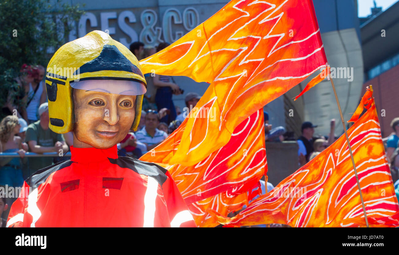 Manchester, UK. 18. Juni 2017. Ein Modell-Feuerwehrmann bei Manchester Day Parade. Erstellt in 2010 ist der Zweck des Manchester-Tag, die Kreativität und Vielfalt von Manchester zu feiern. Mehr als 2.000 Künstler und KünstlerInnen aus Gemeinden erwecken Manchester Stadtzentrum zum Leben in einer fantastischen Darstellung von Farbe, Klang und Bewegung. Ein Publikum von mehr als 60.000 waren begeistert von der unglaublichen Tag der erstaunlichen Strukturen, lebendige Kostüme und pulsierende Musik und Tanz. Manchester, UK. 18. Juni 2017. Bildnachweis: GARY ROBERTS/Alamy Live-Nachrichten Stockfoto