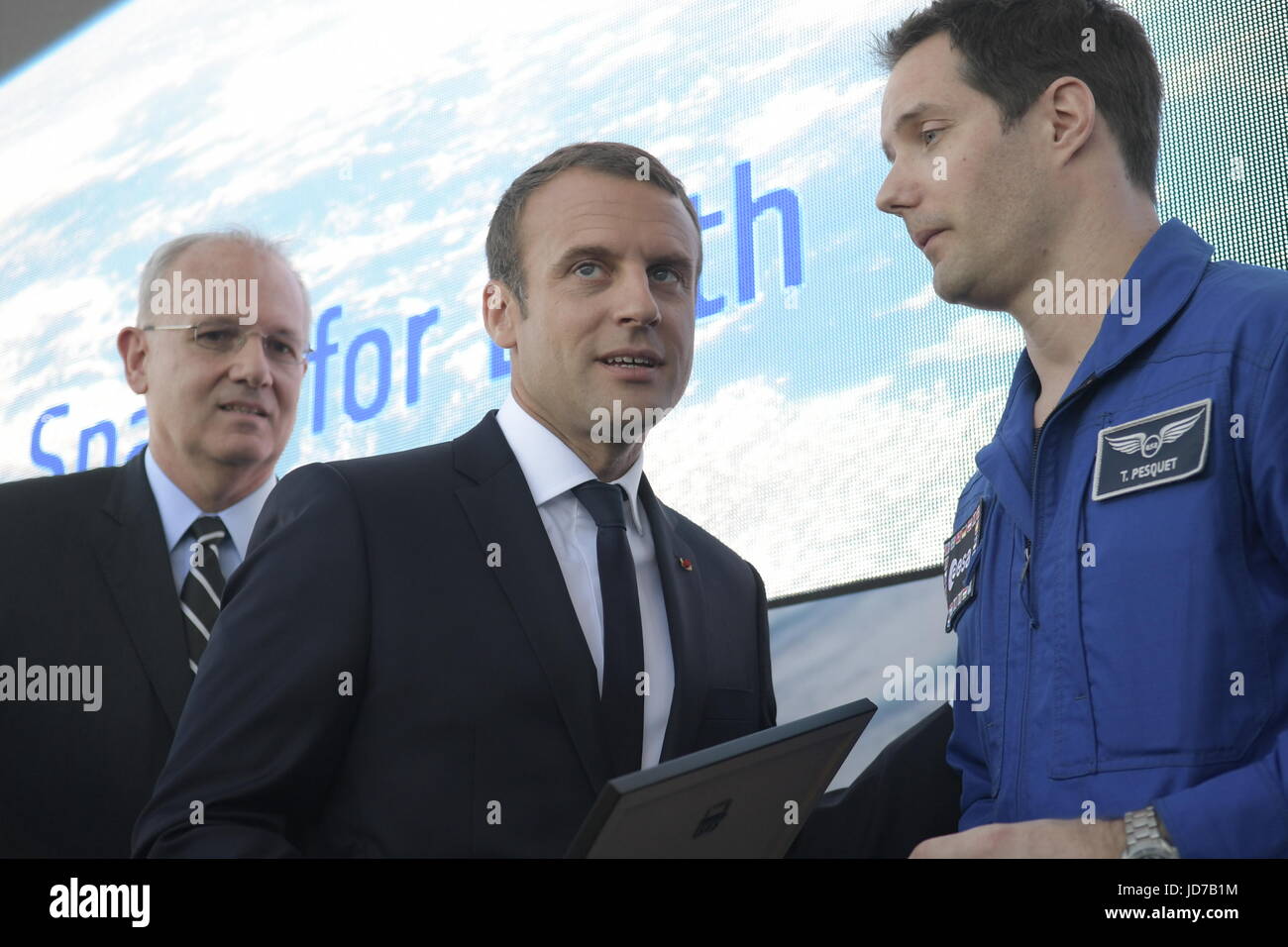 Julien Mattia / Le Pictorium - Emmanuel Macron auf der Paris Air Show - 19.06.2017 - Frankreich / Le Bourget - Emmanuel Macron in Begleitung von Thomas Pesquet die Astonaut Französisch von der internationalen Raumstation. Emmanuel Macron weiht der Paris Air Show Le Bourget. Stockfoto