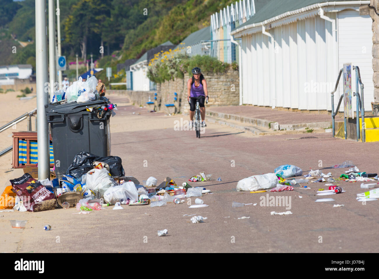 Bournemouth, Dorset, UK. 19. Juni 2017. UK-Wetter: ein anderes heißen sonnigen Tag an den Stränden von Bournemouth. Schöne Strände, aber ein Vollzeit-Job für Rat Arbeiter versuchen, halten es sauber und ordentlich, wie Besucher lassen Sie einfach ihren Müll anstatt legt es in Behältern oder mit ihnen nehmen. Bildnachweis: Carolyn Jenkins/Alamy Live-Nachrichten Stockfoto