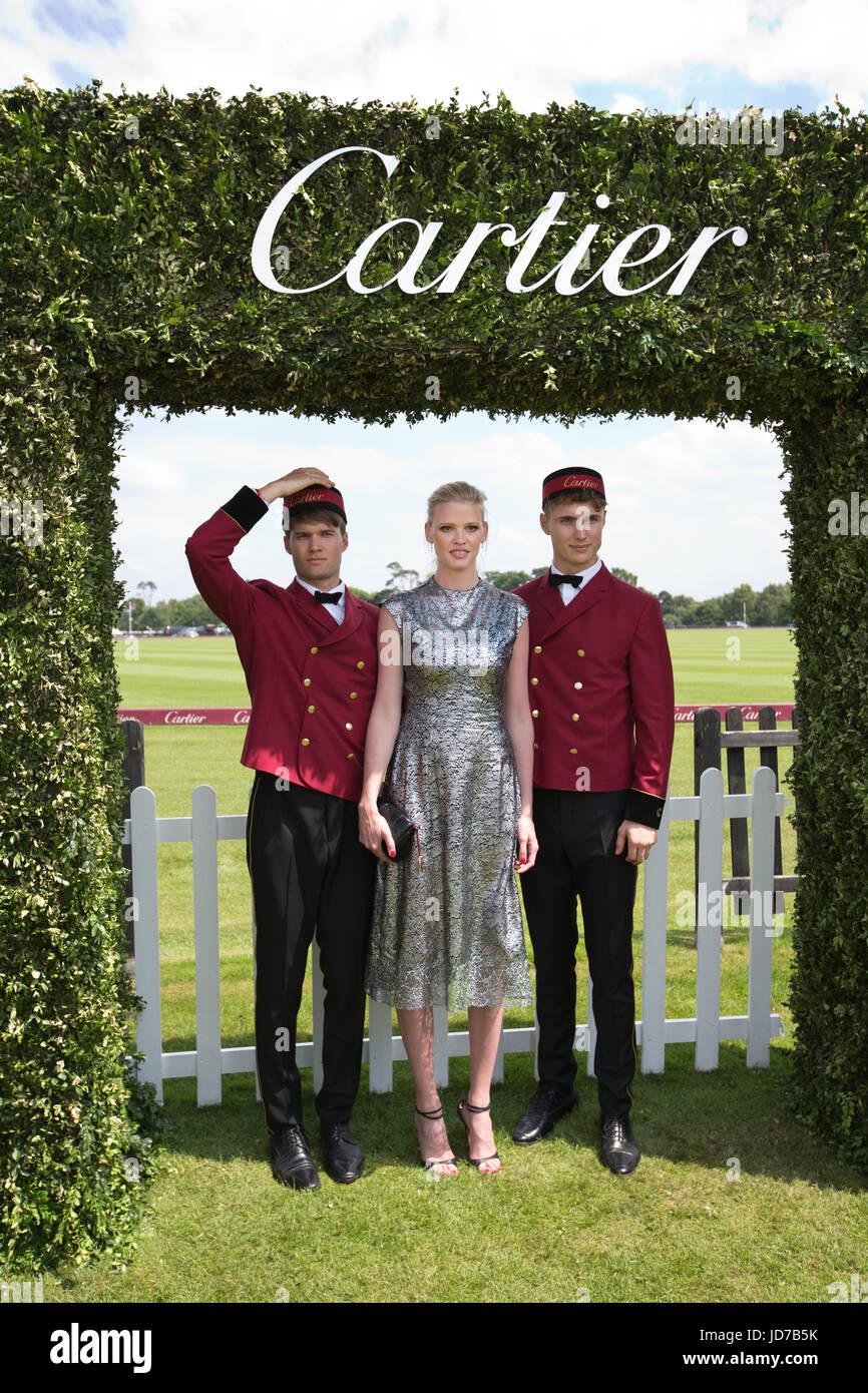 Cartier Queen Cup Polo, Guards Polo Club, Egham, Surrey, UK 18. Juni 2017 Lara Stone mit Pagen von Cartier genießen das warme Wetter in den VIP-Gehäuse am diesjährigen Finale Cartier Queen Cup Polo. Bildnachweis: Clickpics/Alamy Live-Nachrichten Stockfoto