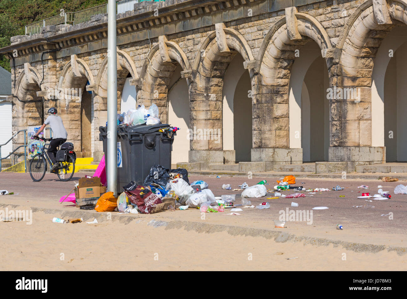 Bournemouth, Dorset, UK. 19. Juni 2017. UK-Wetter: ein anderes heißen sonnigen Tag an den Stränden von Bournemouth. Schöne Strände, aber ein Vollzeit-Job für Rat Arbeiter versuchen, halten es sauber und ordentlich, wie Besucher lassen Sie einfach ihren Müll anstatt legt es in Behältern oder mit ihnen nehmen. Bildnachweis: Carolyn Jenkins/Alamy Live-Nachrichten Stockfoto