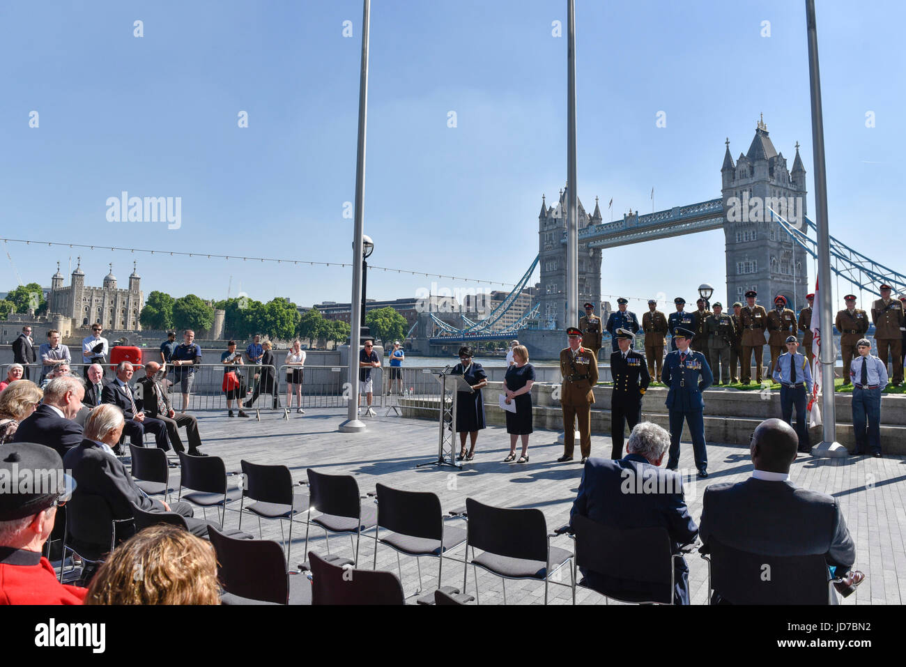 London, UK. 19. Juni 2017.   Die jährliche Streitkräfte Flagge Anhebung Zeremonie, findet eine Veranstaltung durch den Bürgermeister von London, um die Kräfte zu Ehren vor dem Rathaus vor Armed Forces Day.  Bildnachweis: Stephen Chung / Alamy Live News Stockfoto