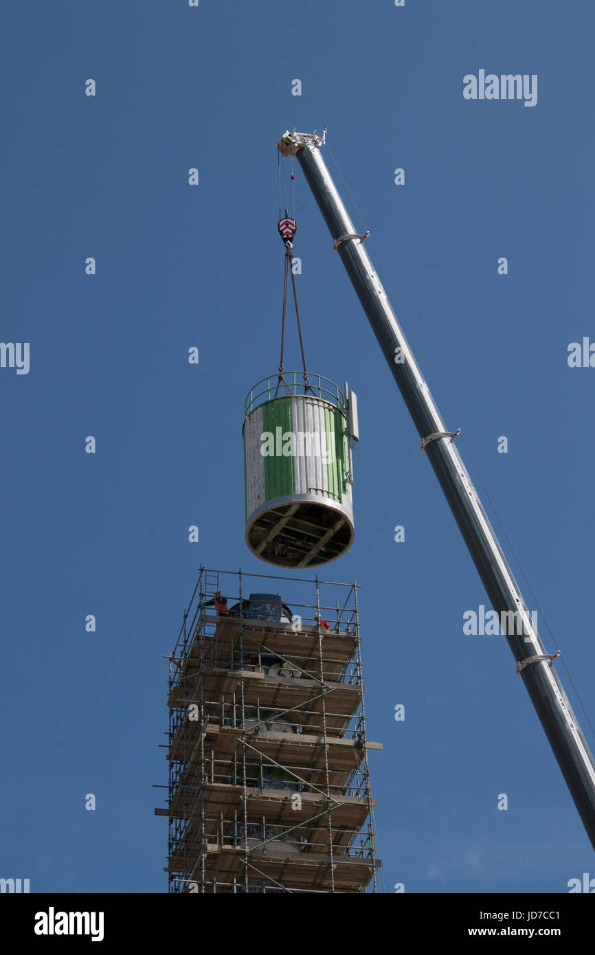 Morecambe, Lancashire, Großbritannien, 19. Juni 2017-250-Tonnen-Kran hebt den ersten Abschnitt der redundanten Frontier Land Vergnügungspark Fahrt aus der Spitze des Turmes Polo in Morecambe. Der Turm wird in drei Tage Zeit, so dass der Vergnügungspark Website klar für eine Sanierung gegangen, es war im Jahr 1999 geschlossen und wird derzeit saniert wird und soll sich eine neue Fachmarktzentrum Credit: David Billinge/Alamy Live News Stockfoto