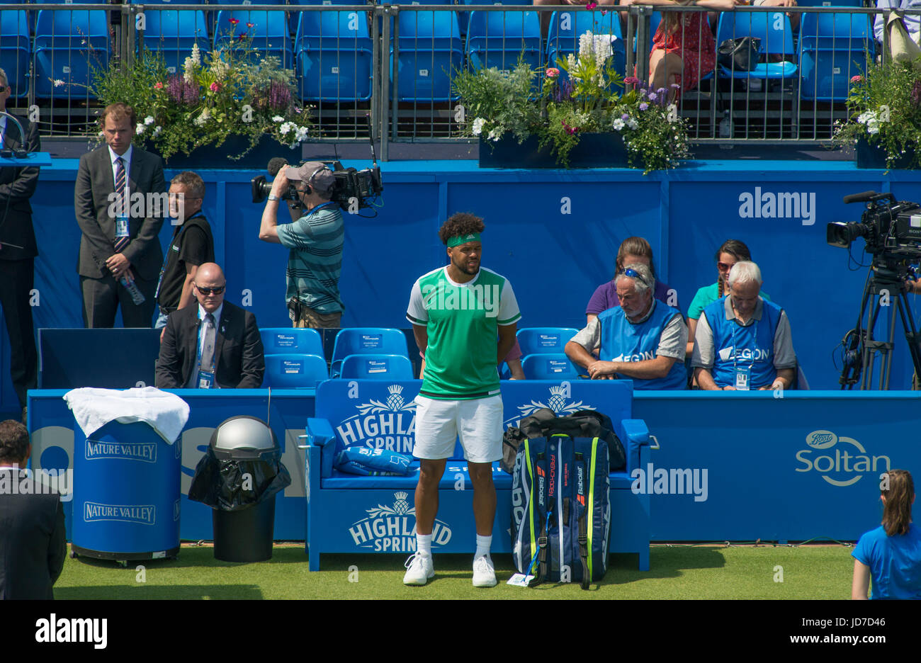 Die Queen's-Club, London, UK. 19. Juni 2017. 2017 Aegon Championships Tag 1 beginnt in brütender Hitze im West London Club. Eine Schweigeminute wird für die Grenfell Turm Feuer und Finsbury Park-Moschee Angriff beobachtet. Bildnachweis: Malcolm Park/Alamy Live-Nachrichten Stockfoto