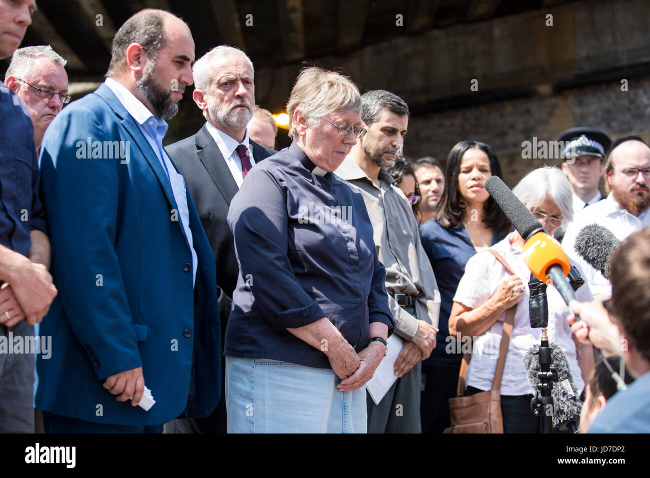 London, UK. 19. Juni 2017. Führer von Jeremy Corbyn MP und Multi-religiösen Gemeinschaften versammeln sich in Finsbury Park, dem Ort von möglichen terroristischen Angriffen mit einem weißen Lieferwagen, bei dem ein muslimischer Mann getötet wurde, und 10 verletzt, als sie nach einem Gebet während des Ramadan die Finsbury Park-Moschee verließen. Bildnachweis: Bettina Strenske/Alamy Live-Nachrichten Stockfoto