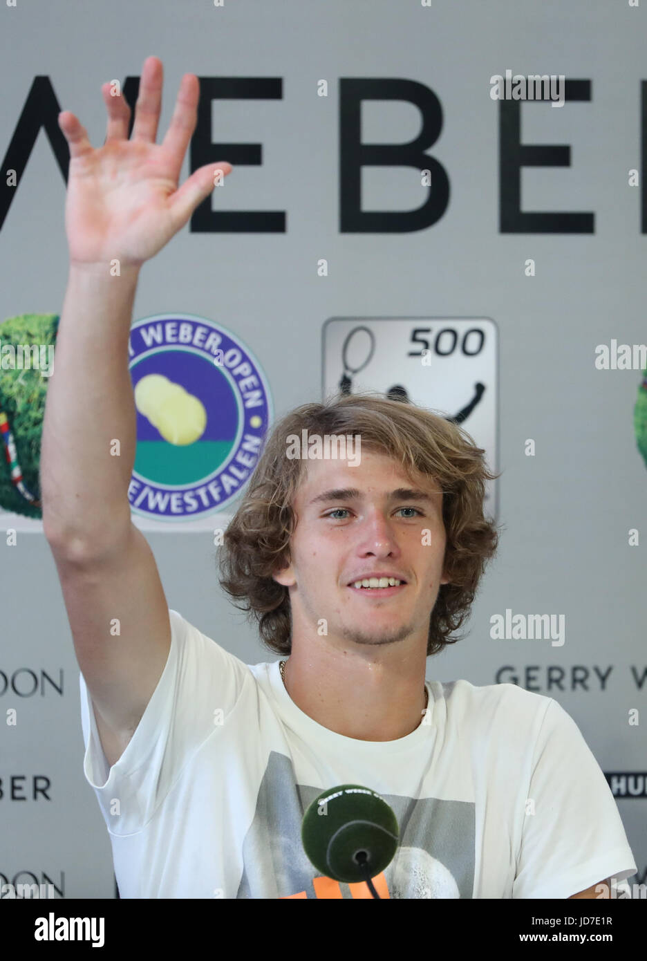 Halle, Deutschland. 19. Juni 2017. Der deutsche Tennisspieler Alexander Zverev spricht bei einer Presse Plenumsdiskussionen auf der ATP-Tennis-Match in Halle, Deutschland, 19. Juni 2017. Foto: Friso Gentsch/Dpa/Alamy Live News Stockfoto