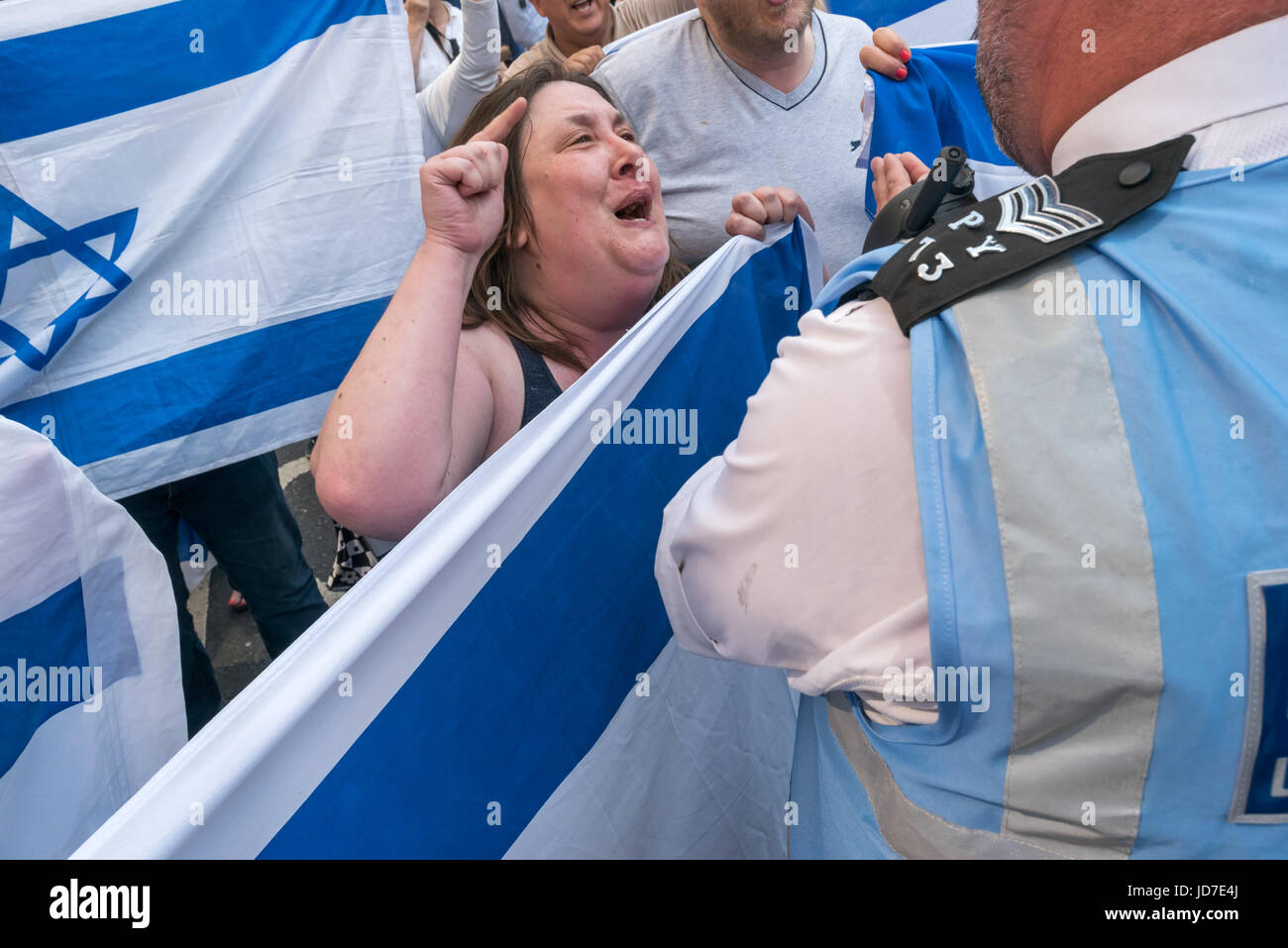 18. Juni 2017 - London, UK - London, UK. 18. Juni 2017. Eine Handvoll Demonstranten hatte auf der anderen Straßenseite Stand und rief Beleidigungen an der Al Quds-Marsch als es bildeten sich in der Nähe der BBC. Als der Marsch in der Nähe von Oxford Circus kam, zog rund 30 Zionisten hält israelische Fahnen, die Straße zu blockieren. Die Demonstranten hielten, kommentieren, nicht zufrieden mit der Besetzung von Palästina, Zionisten jetzt Regent St besetzen wollten, und wartete geduldig auf die Polizei, um die Straße zu löschen. Bei der Polizei waren sehr langsam, dies zu tun, die Demonstranten setzte sich in der Straße und hielt ihre geplante Minute des Schweigens für Grenfell Turm befor Stockfoto