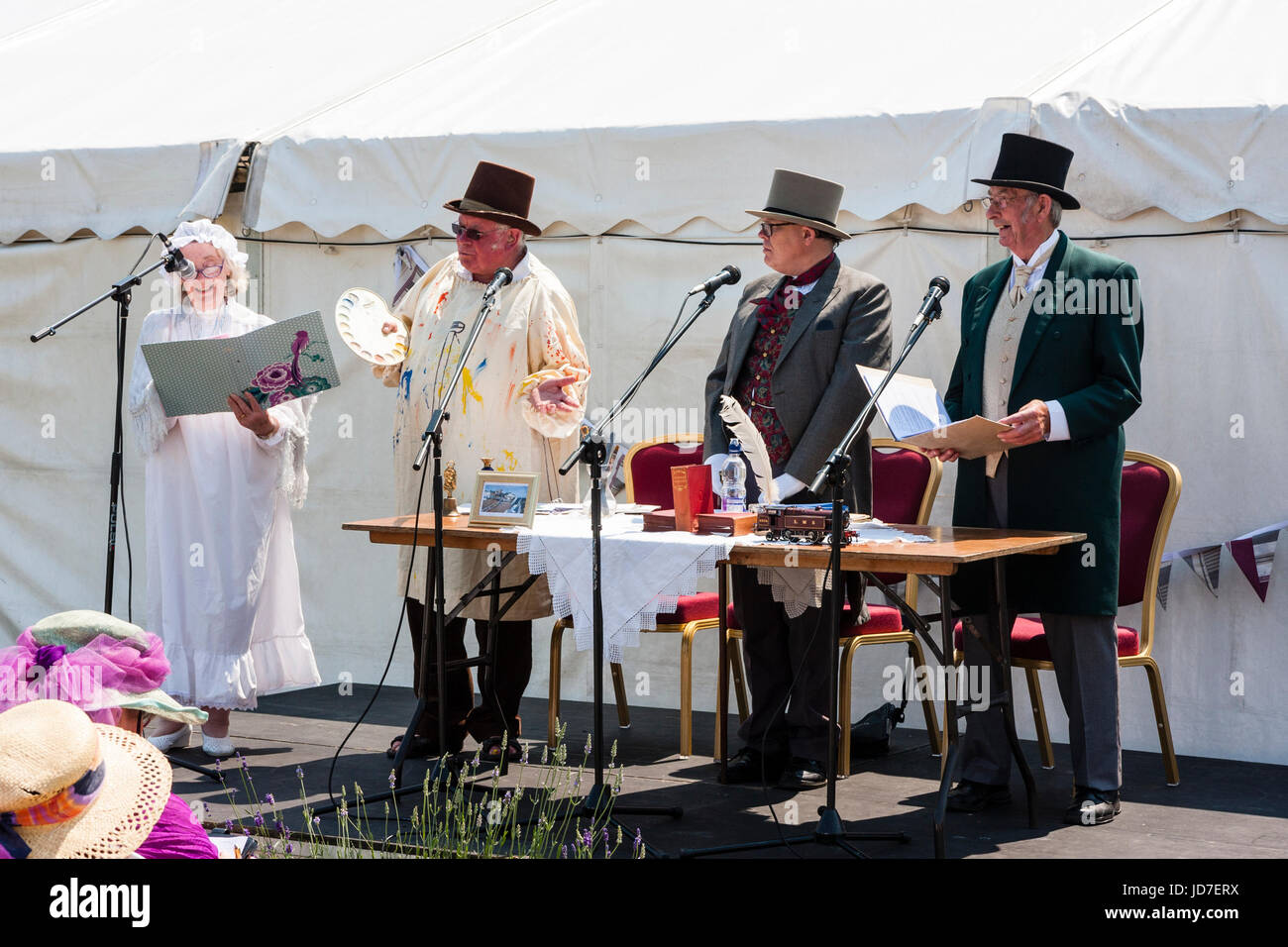 Ältere Männer im Viktorianischen Kostüm, Turner, Dickens und Crompton gekleidet, auf der Bühne stehen in einem öffentlichen Lese-Veranstaltung in Broadstairs Dickens Woche. Stockfoto