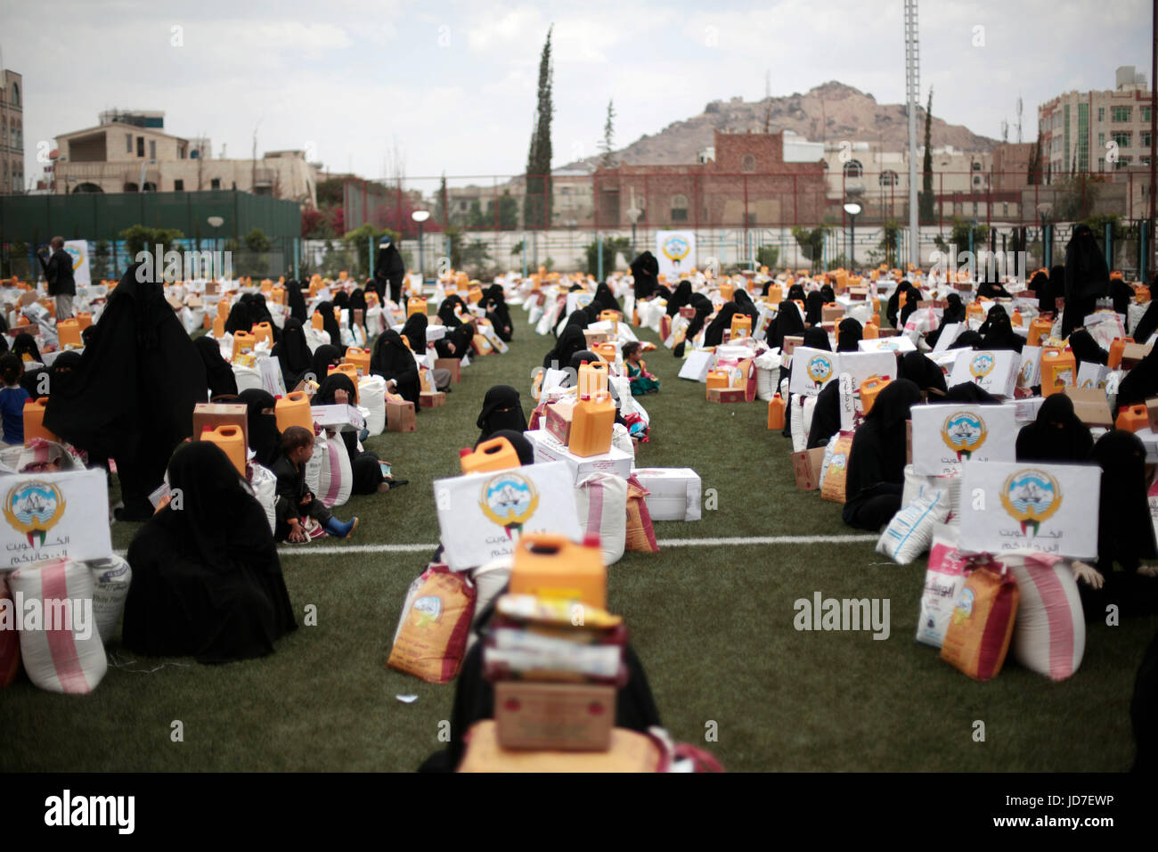 Sanaa, Jemen. 19. Juni 2017. Jemenitische Frauen sammeln eine Spende Hilfe durch die Regierung von Kuwait in Sanaa, Jemen, 19. Juni 2017. Unvermindert Konflikt und rasch verschlechternden Bedingungen in Jemen drängen Millionen vertriebenen Jemeniten weiter in Gefahr und Not. Seit Beginn des Konflikts im März 2015, wurden mehr als 11 Prozent der Yemen·s Bevölkerung, einige 3 Millionen Menschen gezwungen, ihre Häuser aus Sicherheitsgründen zu verlassen. Bildnachweis: Dpa picture Alliance/Alamy Live News Stockfoto