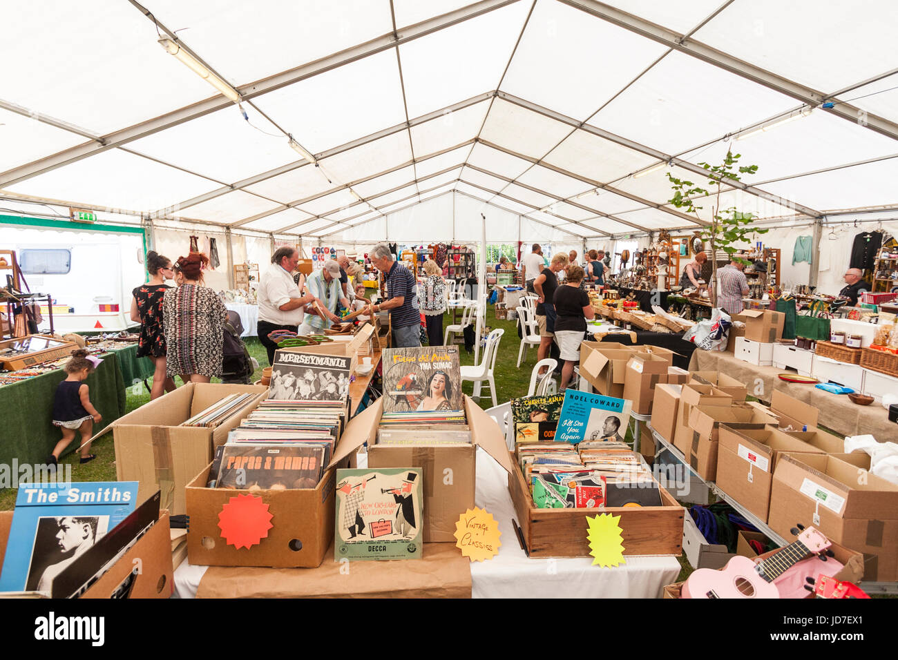 Kunst und Handwerk Messe in tented Marque statt. Abschaltdruck geladen mit Boxen von Vintage LPs Langspielplatten und 45, einzelne Datensätze. Die Smiths, Papas & Mamas und Noel Coward Datensätze auf dem Display. Hintergrund verschiedene andere Stände und Menschen umher. Teil von Broadstairs Folk Woche. Stockfoto