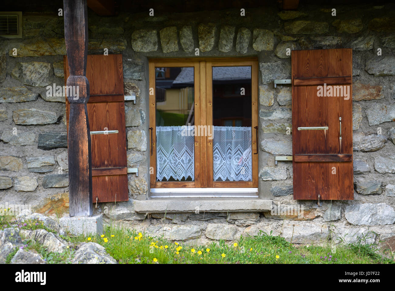 Ein Fenster einer alten Almhütte in der Schweiz im Sommer Stockfoto