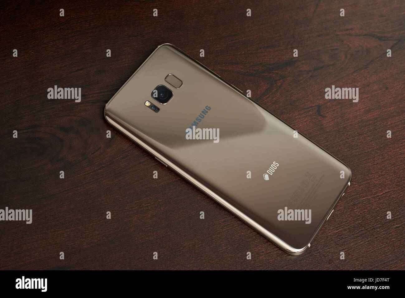 New York, USA – 13. Juni 2017: Ahorn gold Farbe Samsung s8 + Smartphone lag auf dunklen braunen Holztisch Ansicht von oben Stockfoto