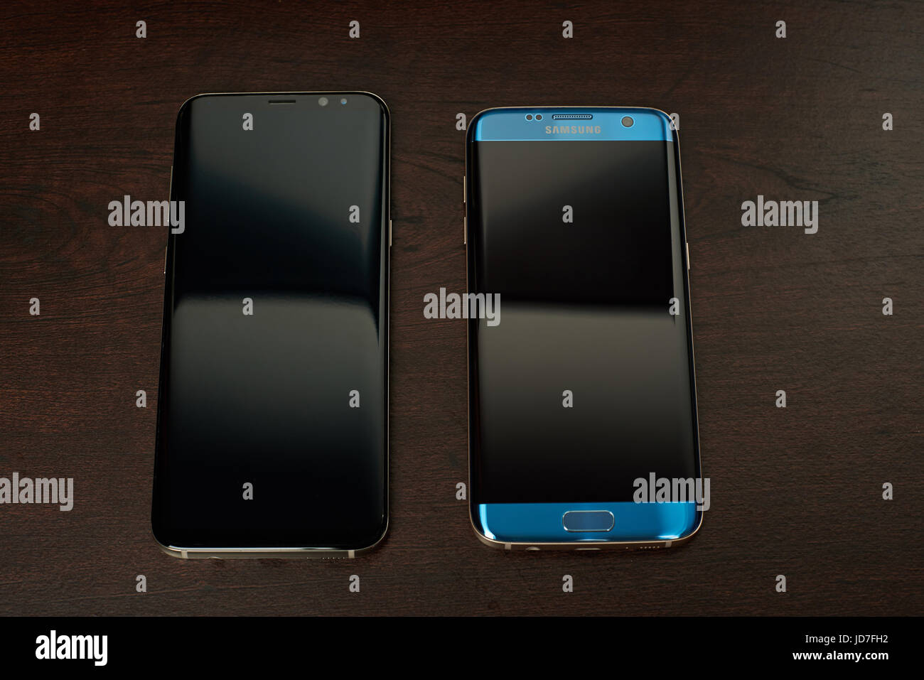 New York, USA – 13. Juni 2017: Plus Samsung s8 und s7 Rand Smartphone Lay on White. Vergleichen Sie Samsung S8 und s7 Edge-Handys Stockfoto